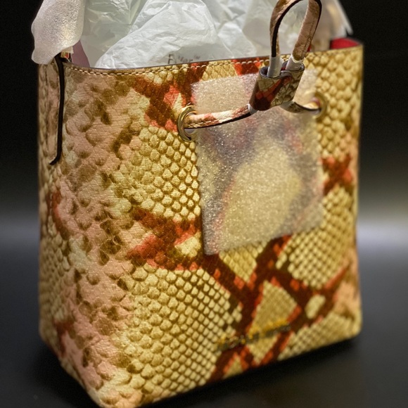 suri small python embossed crossbody bolsa